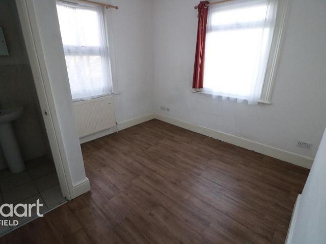 Walton Road, HODDESDON 1 bed semi detached house to rent £700 pcm £162 pw