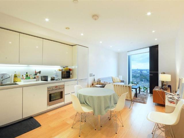Walworth Road, Elephant and Castle. 2 bed flat to rent £3,350 pcm £773 pw