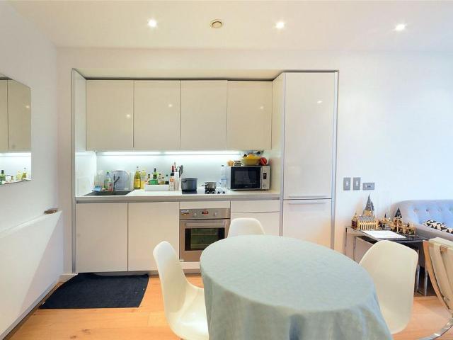 Walworth Road, Elephant and Castle. 2 bed flat to rent £3,350 pcm £773 pw