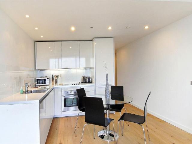 Walworth Road, Elephant and Castle. 2 bed flat to rent £3,500 pcm £808 pw