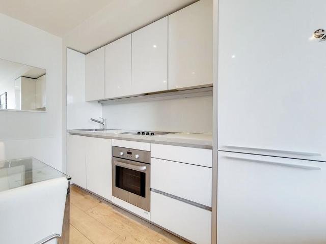 Walworth Road, Elephant and Castle. 2 bed flat to rent £3,684 pcm £850 pw