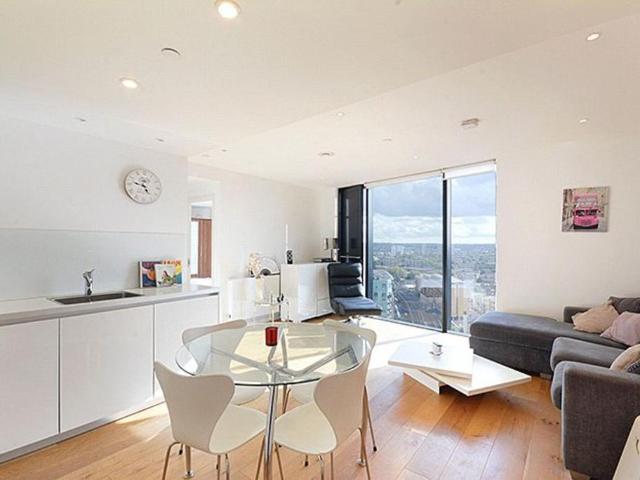 Walworth Road, Elephant and Castle. 2 bed flat to rent £4,500 pcm £1,038 pw