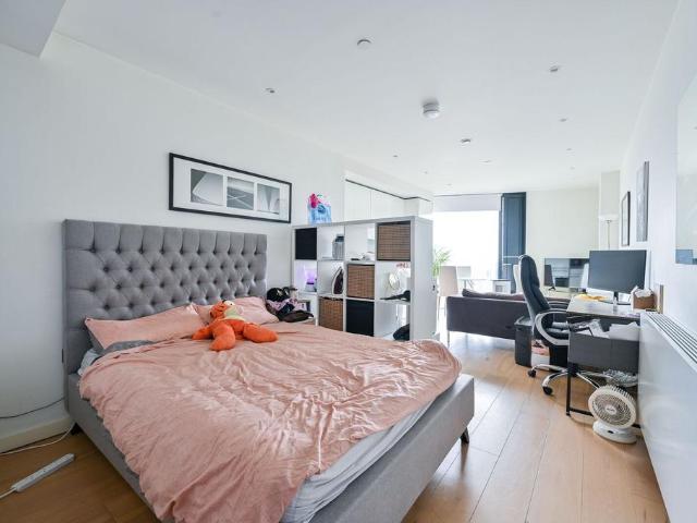 Walworth Road, Elephant and Castle. Studio to rent £2,000 pcm £462 pw