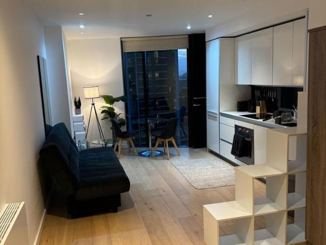 Walworth Road, Elephant and Castle. Studio to rent £2,200 pcm £508 pw
