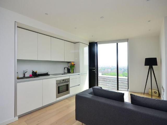 Walworth Road, Elephant and Castle. Studio to rent £4,000 pcm £923 pw