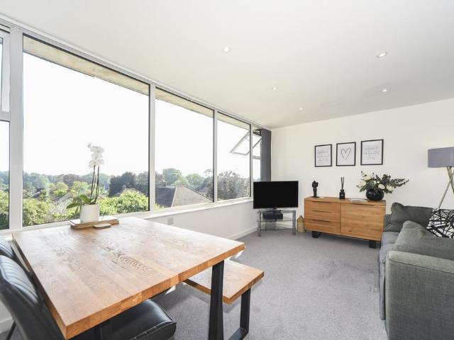 Walden Parade Walden Road BR7 2 bed flat to rent £1,725 pcm £398 pw