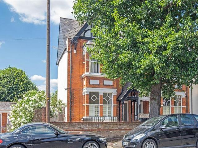 Waldegrave Road, Teddington TW11 2 bed flat to rent £2,095 pcm £483 pw