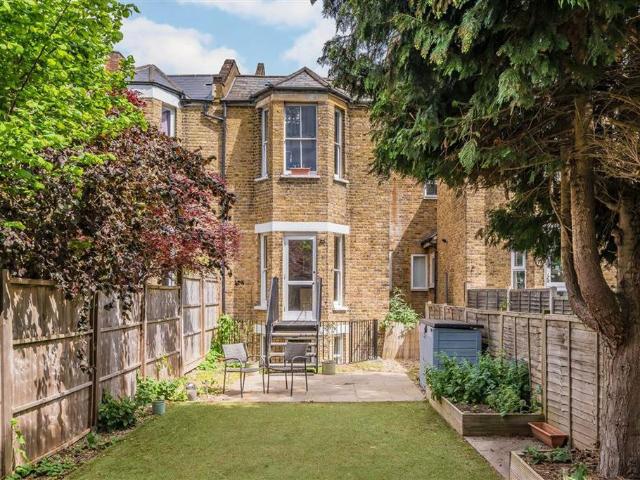 Waldegrave Road, Teddington TW11 2 bed flat to rent £2,195 pcm £507 pw