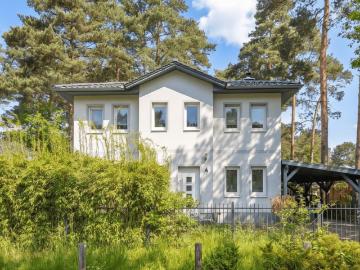 Waldesruh bei Berlin: Energieeffizientes Familienhaus mit Wellness Garten, Pool & Kamin