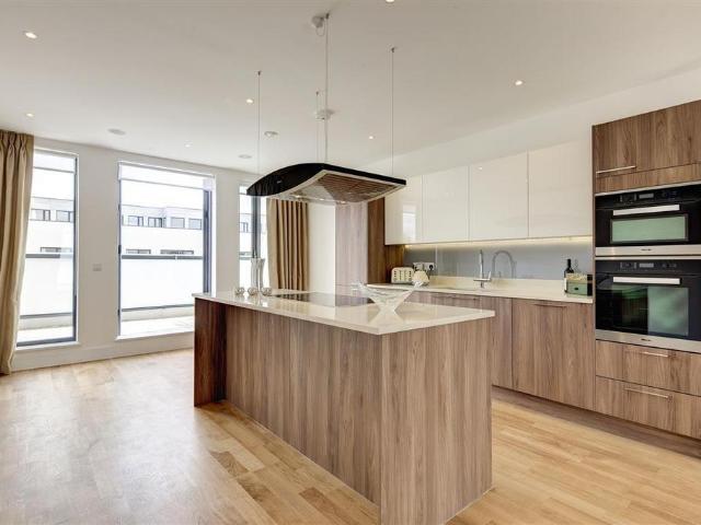 Waldorf Place, Fairmont Mews, London. 3 bed flat to rent £4,983 pcm £1,150 pw