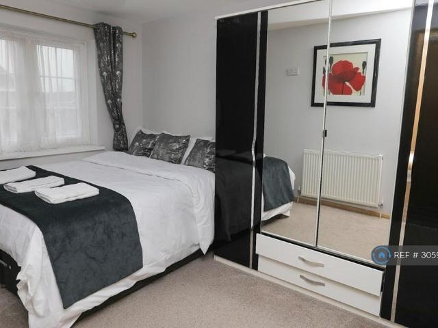 Waldstock Road, London, SE28 3 bed semi detached house to rent £2,200 pcm £508 pw
