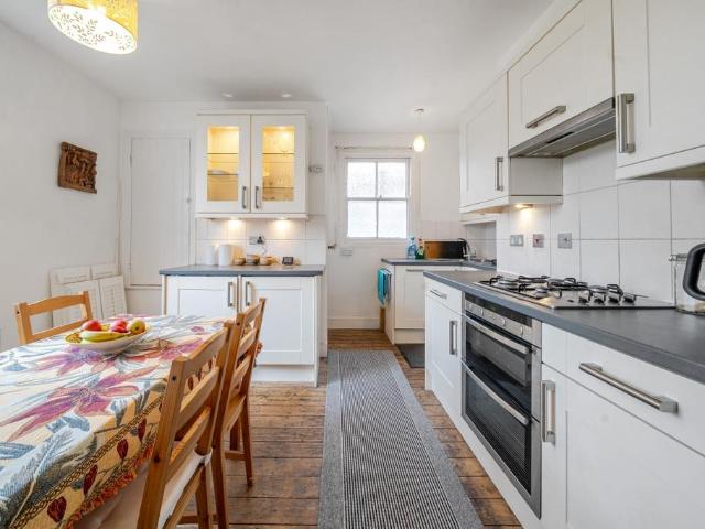 Waldron Road London SW18 3 bed maisonette to rent £3,000 pcm £692 pw