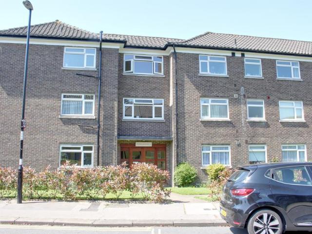 Waldronhyrst, South Croydon CR2 2 bed flat to rent £1,400 pcm £323 pw