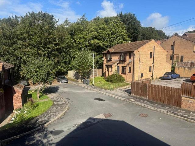 Walesby Court, W Yorksire LS16 Studio to rent £625 pcm £144 pw