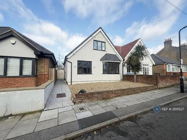 Walford Road, Uxbridge, UB8 4 bed semi detached house to rent £3,200 pcm £738 pw
