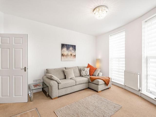 Walfords Close, Old Harlow, CM17 2 bed flat to rent £1,600 pcm £369 pw