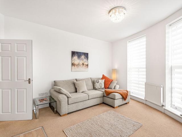 Walfords Close, Old Harlow CM17, 2 bed flat to rent, £1,600 pcm | PrimeLocation