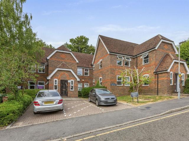 Glamis Court, Walk Of Town, High Wycombe HP13, 2 bed flat to rent, £1,400 pcm | PrimeLocation