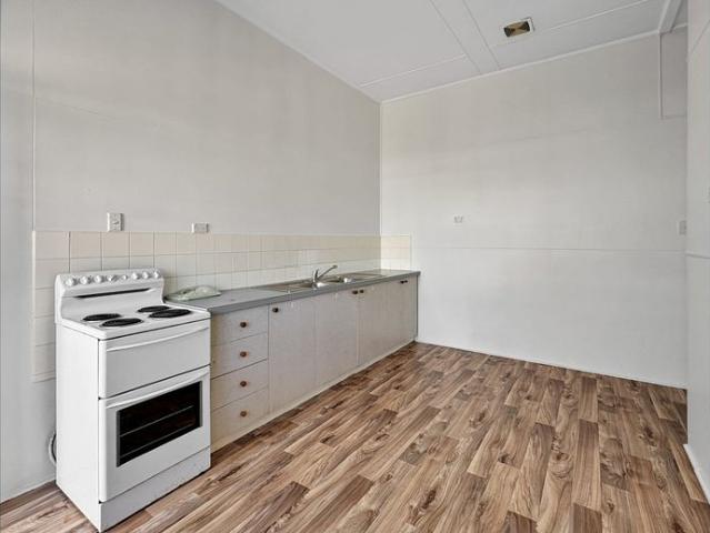 Walk Everywhere from this Charming Ground Floor Flat!