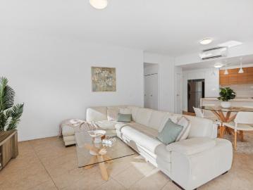 WALK EVERYWHERE, LIVE EFFORTLESSLY COASTAL STYLE APPROXIMATELY 7KM FROM THE CBD