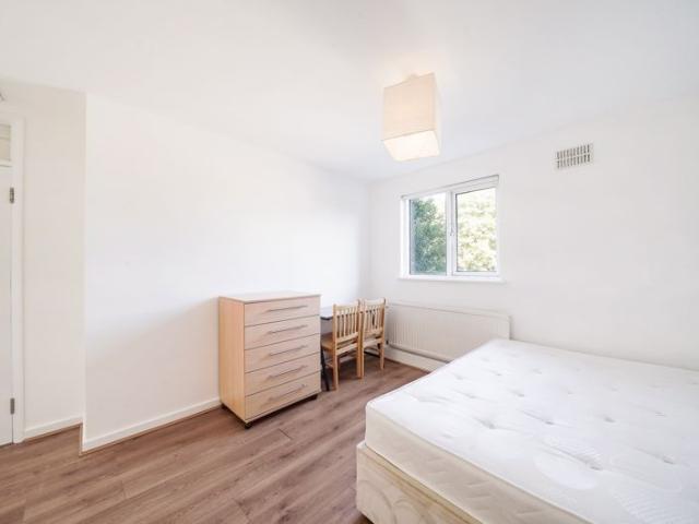 Walk House, Mile End Road, Stepney E1, 3 bed flat to rent, £3,000 pcm | PrimeLocation