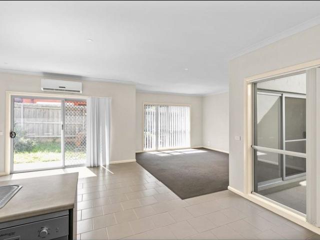 Walk to Melton CBD 3 Bed Unit with Garage