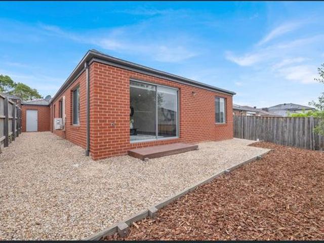 WALK TO MERNDA PLAZA AND MERNDA PRIMARY SCHOOL!