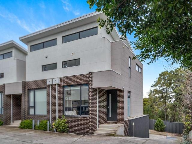 Luxurious Townhouse in Prime Location!