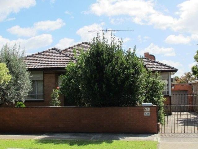 Walk to Ardeer Station from This Spacious Family Home! APPLICATIONS NOW OPEN