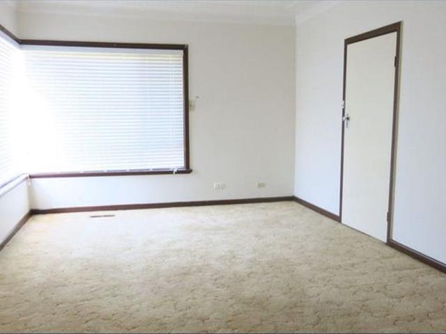 Walk to Ardeer Station from This Spacious Family Home! APPLICATIONS NOW OPEN