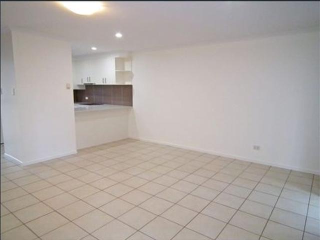 WALK TO BUS, PRINCE CHARLES HOSPITAL AND WESTFIELD CHERMSIDE