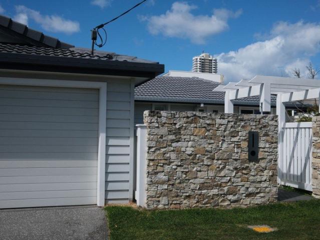 Walk to Burleigh Beach 4 Bed, 2 Bath Beautifully renovated Family Home