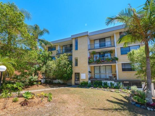 Walk to beach Modern two bedrooms Elevated top floor