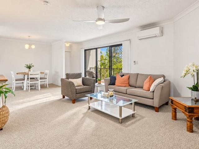 WALK TO BEACH AND SHOPS FROM BOUTIQUE RENOVATED APARTMENT