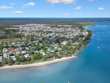 WALK TO BEACH 100 METRES STOP LOOKING