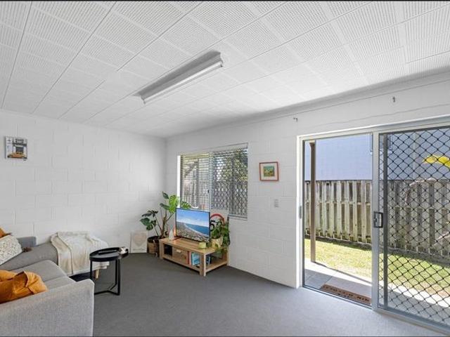 Walk to Beach 2 Bedroom Unit