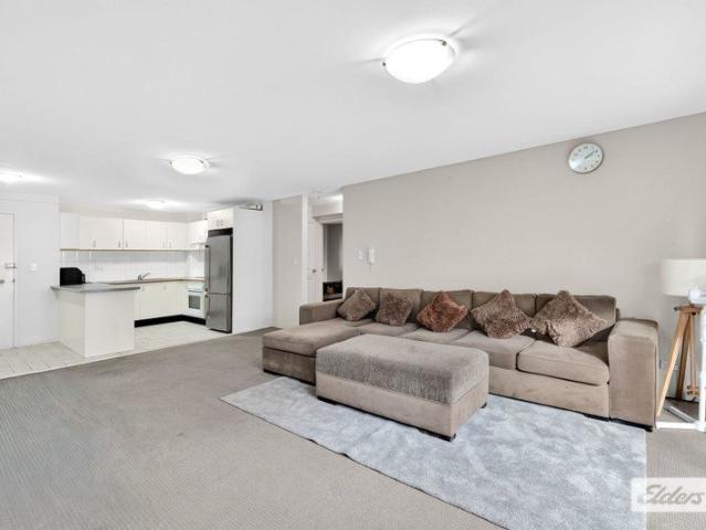 Walk to Blacktown Station, Westpoint & CBD Spacious 2 Bedroom Apartment