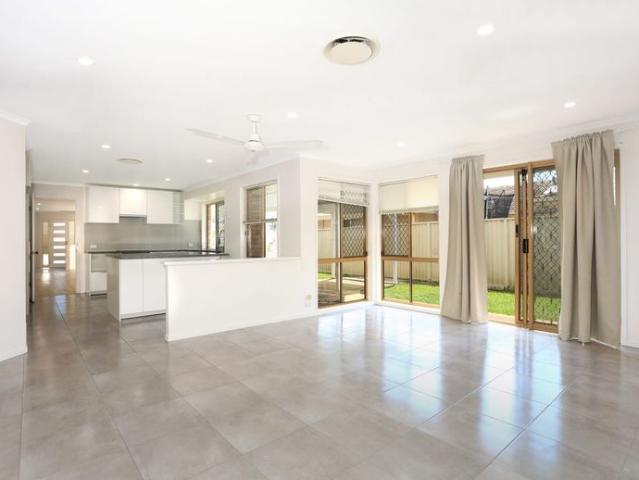 WALK TO BOND UNI SPACIOUS, PRIVATE & IDEALLY LOCATED LIFESTYLE APPEAL UNBEATABLE CONVENIENCE