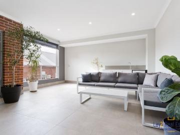 Walk to Cafes and Train Station! Living in the Heart of Maylands