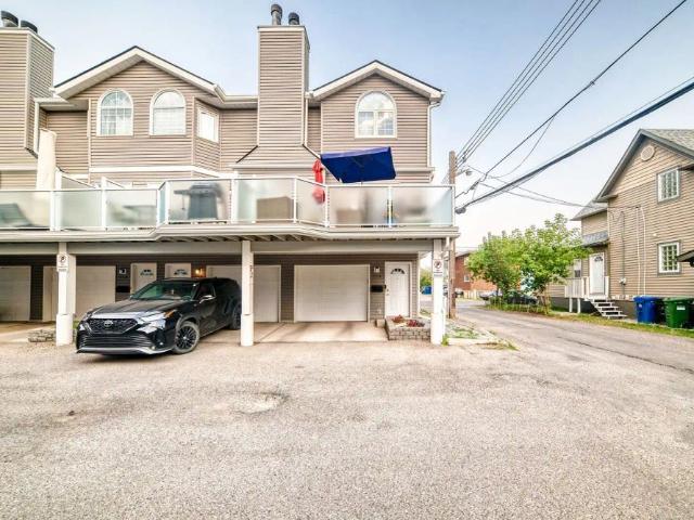 Walk to downtown. Bright, two bedroom two bathroom corner unit townhouse — 2 Bedrooms Townhouse
