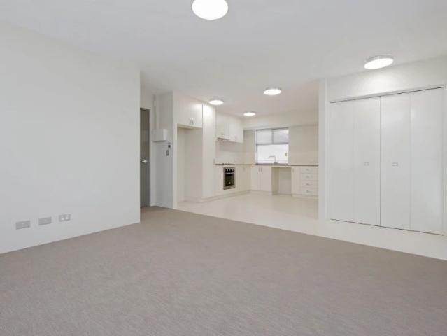 WALK TO EVERYTHING FROM THIS SPACIOUS & SECURE 1X1 APARTMENT