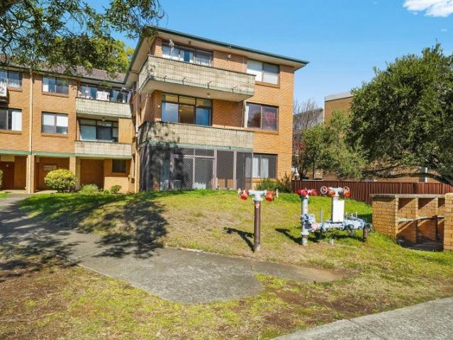 Walk to Everything! Ultra Convenient and Prime Positioned St Marys Apartment