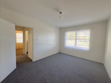 SPACIOUS AND COMFORTABLE WALK TO HURSTVILLE SHOPS AND TRAIN STATION