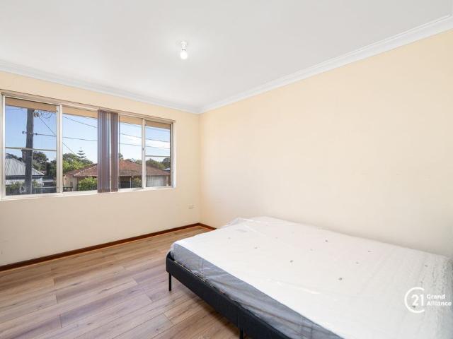 Walk to Hyde Park @ $1600 Per Week