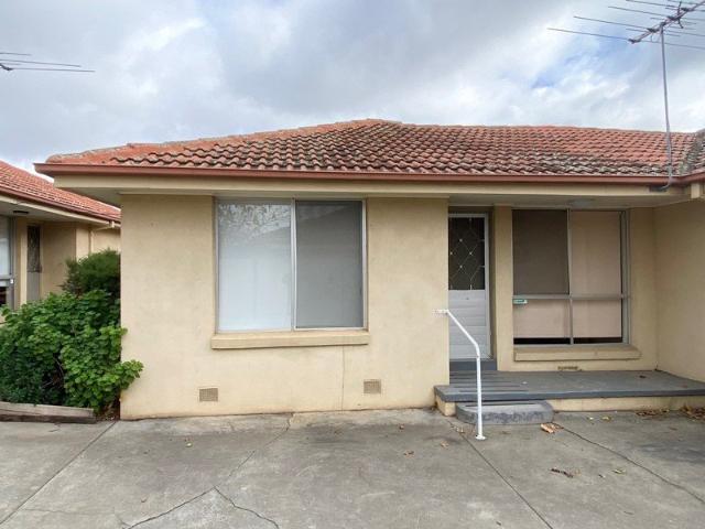 WALK TO PACIFIC WERRIBEE CONVENIENT & LOW MAINTENANCE LIVING
