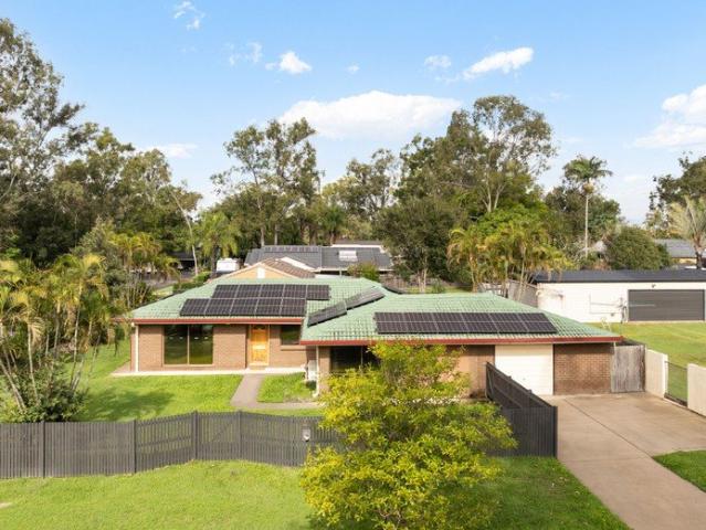 Walk to Parks, River Recreation & Golf Easy Family Living in Karana Downs