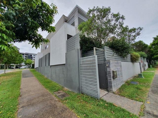Walk to Robina Town Centre Terrace Home in an Unbeatable Location!