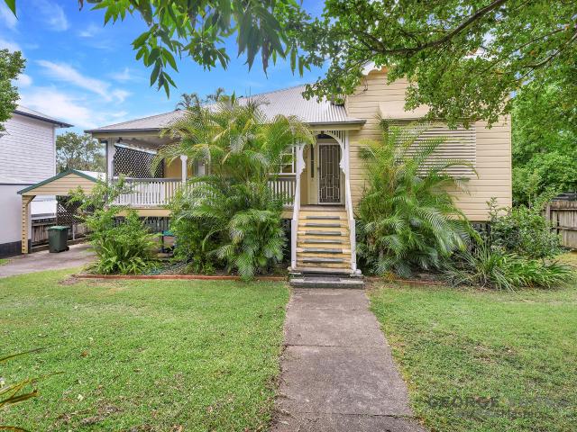 WALK TO ST AIDANS, Corinda Train Station and Shopping!