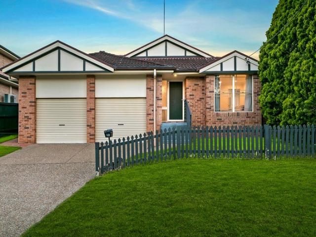 Walk to Station & Schools: Light Filled, Easy Living in Blue Ribbon Suburb