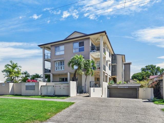 Walk to Stockland, Kmart & Restaurants Stylish 1 Bedroom Living